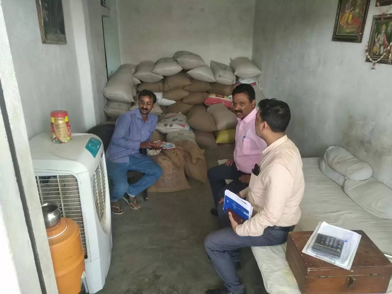 Chandauli News: चन्दौली में SDM ने आढ़तियों के यहाँ मारा छापा, सैकड़ो कुंतल गेंहू जब्त