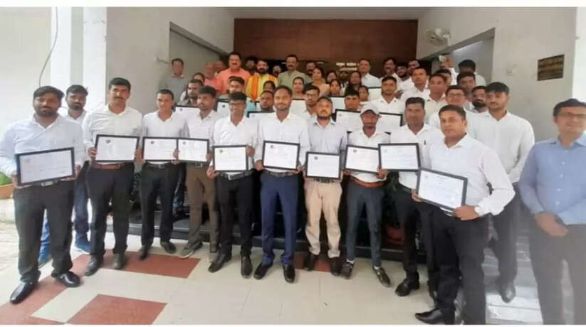 Varanasi News: उत्तर प्रदेश अधिनस्थ सेवा चयन आयोग द्वारा चयनित 7720 लेखपालों को नियुक्ति पत्र वितरण किया गया