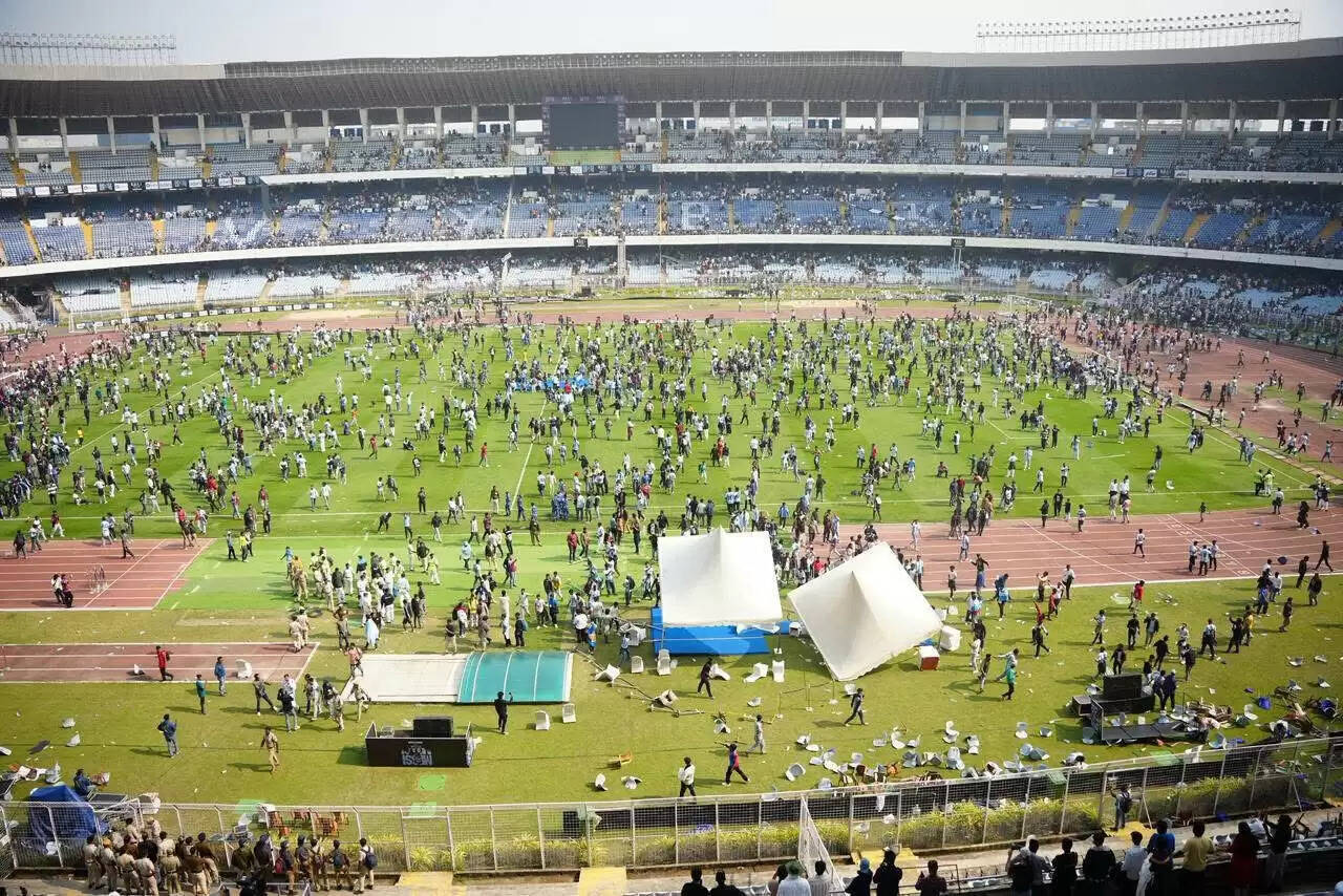 Lionel Messi India Tour, Messi GOAT Tour India 2025, Lionel Messi Kolkata Visit, Messi Salt Lake Stadium Incident, Messi Kolkata Chaos, Vivekananda Yuvabharati Stadium News, Messi Fans Angry Kolkata, Lionel Messi India News Hindi, Messi India Tour Live Updates, Messi Security Issue Kolkata, GOAT India Tour Disorder, Lionel Messi Latest News, Messi India Visit 2025, Messi Suarez De Paul India Tour