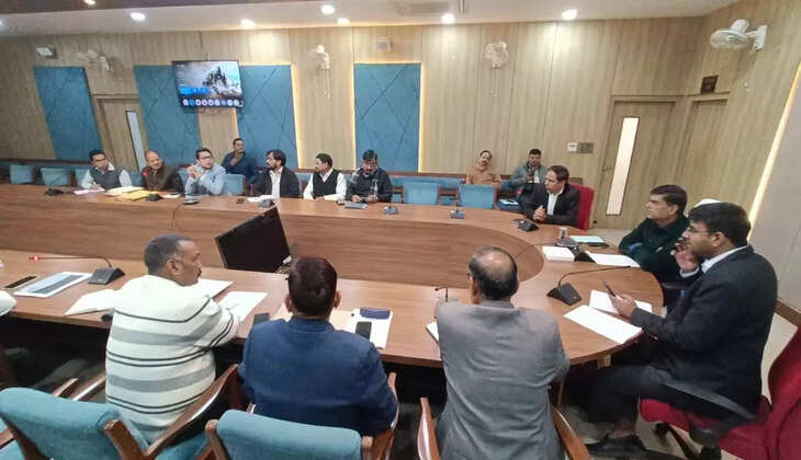 सूर्यकुण्ड से हावर्ड बंधा तक टू-लेन सड़क नव निर्माण को लेकर मंडलायुक्त सभागार में बैठक
