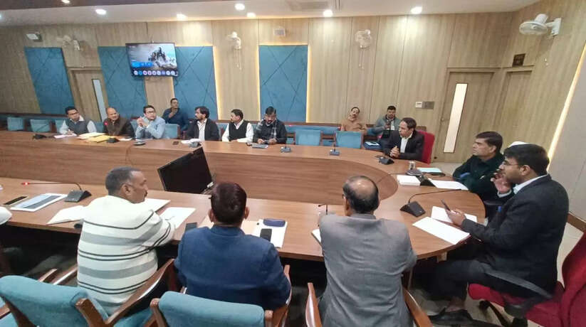 सूर्यकुण्ड से हावर्ड बंधा तक टू-लेन सड़क नव निर्माण को लेकर मंडलायुक्त सभागार में बैठक