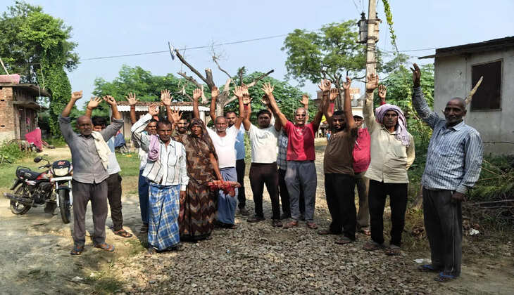 गिट्टी डालकर सड़क निर्माण अधूरा छोड़ गया ठेकेदार, ग्रामीणों का आवागमन दुश्वार