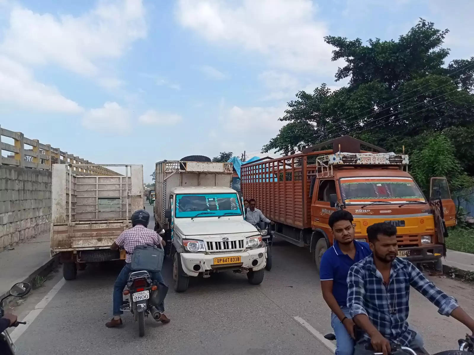 मोहनसराय चौराहे पर सड़क पर ट्रकों की अवैध कब्जा, लगी लंबी जाम