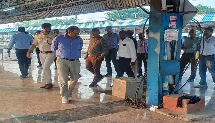 वाराणसी मंडल रेल प्रबंधक विनीत कुमार श्रीवास्तव ने छठ मेला स्टेशनों का किया निरीक्षण