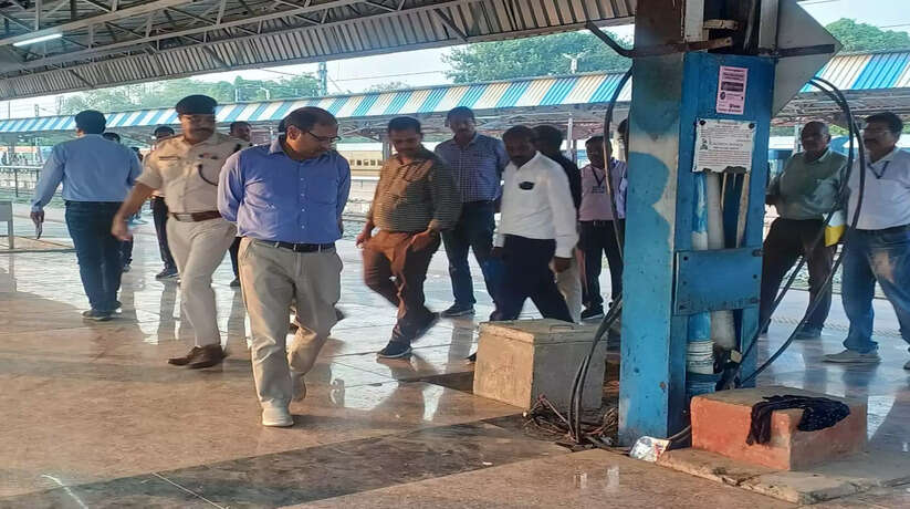 वाराणसी मंडल रेल प्रबंधक विनीत कुमार श्रीवास्तव ने छठ मेला स्टेशनों का किया निरीक्षण