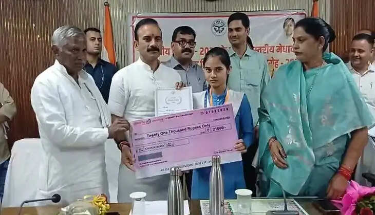    कलेक्ट्रेट सभागार में मेधावी छात्र-छात्राओं के सम्मान समारोह का आयोजन   परिषदीय परीक्षा 2026 के जिला स्तरीय टॉपर्स को किया गया