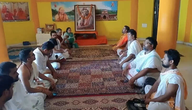 शंकराचार्य जी द्वारा चलाए जा रहे गौमाता राष्ट्रमाता आंदोलन के सफलता हेतु वैदिक आचार्यों द्वारा किया गया वेद परायण