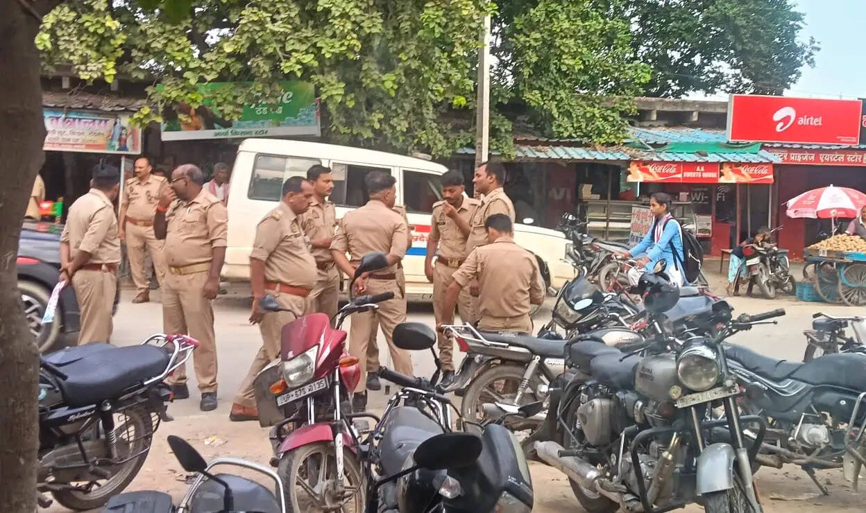 पुलिस को दिए गए प्रार्थना पत्र में मेढ़वा गांव निवासी आलोक सिंह ने आरोप लगाया है कि वह अपने सहयोगी अमन के साथ कविता स्वीट हाउस के पास चाय पी रहे थे। इसी दौरान वीर बहादुर सिंह और राजबीर सिंह, निवासी अमादपुर, वहां पहुंचे और गाली-गलौज करने लगे। आरोप है कि इसके बाद दोनों पक्षों के बीच मारपीट शुरू हो गई। प्रार्थना पत्र में असलहा लहराने का भी आरोप लगाया गया है।