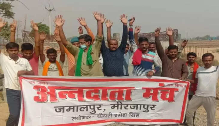 बताते चलें कि दिनांक 24जून 2021को उस समय के तत्कालीन उप मुख्यमंत्री माननीय श्री केशव मौर्या जी के कर कमलों द्वारा शिलान्यास किये गये पुल का निर्माण अभी तक पुरा नही हो सका है।विकास खण्ड जमालपुर के आधे हिस्से को ओड़ी-जमालपुर से जोड़ने वाले मुख्य मार्ग पर पड़ने वाले मुर्दहवा नाले पर पिछले दो साल से बन रहें पुल के निर्माण का कार्य अभी तक गुणवत्ता विहीन एवं आधा-अधुरा पड़ा हुआ है।पुल का निर्माण कार्य समय से पुरा नहीं होने के चलते पिछले दो साल से यहां के आस-पास के लोग अपने बड़े वाहनों के लिए सिर्फ पांच सौ मीटर आने-जाने के लिए लगभग पांच किलोमीटर का चक्कर लगा रहे हैं।बहुत कहने के बाद  निर्माणाधीन पुल के बगल से आने-जाने के लिए अस्थायी मार्ग का निर्माण किया गया,लेकिन वह भी इतना जर्जर है कि आये दिन इस पर दुर्घटनाएं होती रहती है,जिसके चलते अक्सर यह रास्ता बंद ही रहता है।इस पुल के निर्माण को लेकर कई बार स्थानीय लोगों द्वारा धरना-प्रदर्शन भी किया जा चुका है लेकिन कार्य में कभी भी तेजी नहीं लाया गया।आज स्थिति यह कि यह मार्ग बरसात होते ही कभी भी पुर्ण रुप से बंद हो सकता है।शासन की उदासीनता कहें या कार्यदाई संस्था की लापरवाही या ठीकेदार की मनमानी कभी भी इस पुल के निर्माण को गंभीरता से नहीं लिया गया।मजबूरन इस पुल के निर्माण को बरसात से पहले पूरा करने की मांग को लेकर अन्न दाता मंच के नेतृत्व में स्थानीय लोगों द्वारा धरना-प्रदर्शन किया गया।प्रदर्शन करने वालों में अन्न दाता मंच के संयोजक चौधरी रमेश सिंह सहित मनोज सिंह,महेंद्र प्रताप सिंह,अरुण सिंह,बच्चा लाल यादव,विनोद सिंह,ओमप्रकाश,नितीश पटेल,अभिषेक पटेल,महानंद बियार,लालजी बियार,सेखर,सुराज सिंह,राजन गुप्ता,अमीत सिंह,शशि सिंह, रहमान, राहुल आदि लोग मौजूद रहे।