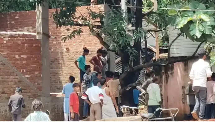 बच्चे का आधार कार्ड नहीं बना तो मोबाइल टावर पर चढ़ा युवक, तीसरी बार किया ऐसा