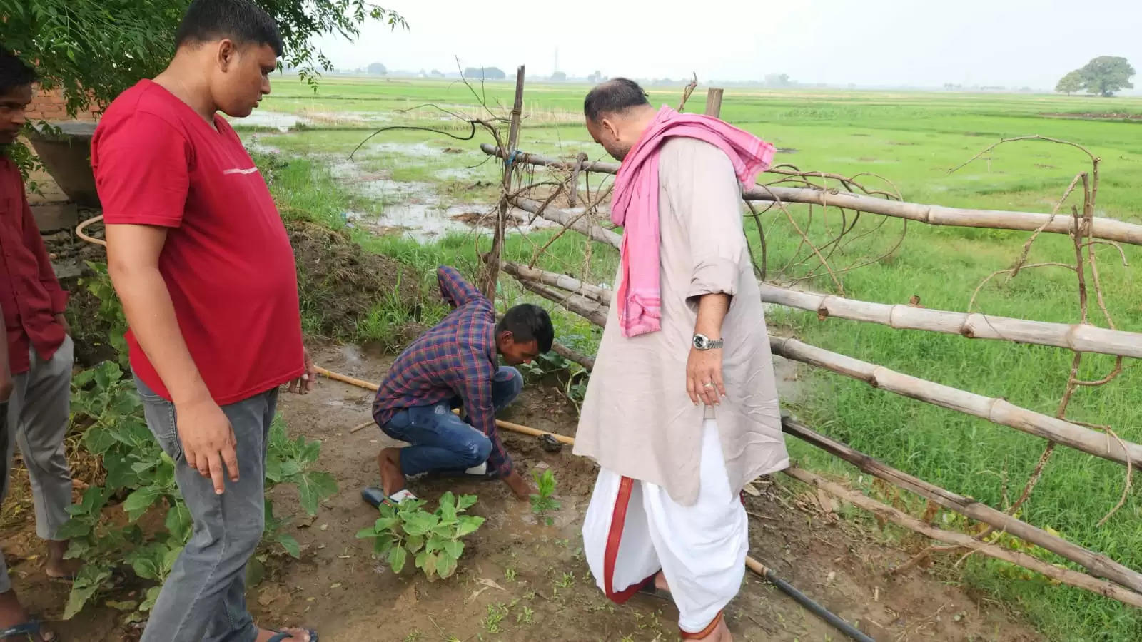 चंदौली में पूर्व विधायक मनोज सिंह डब्लू ने गांव में किया पौधा वितरण