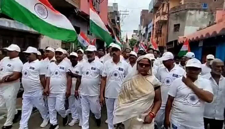 मिर्जापुर नगर पालिका अध्यक्ष के नेतृत्व में तिरंगा पद यात्रा में शामिल हुये हजारों लोग