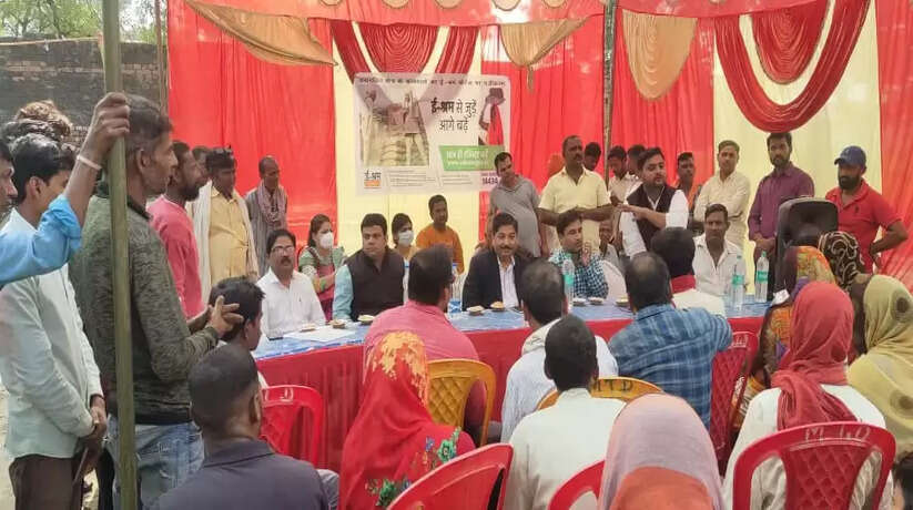 लेबर कार्ड बनवाने के लिए चौबेपुर में लगा शिविर