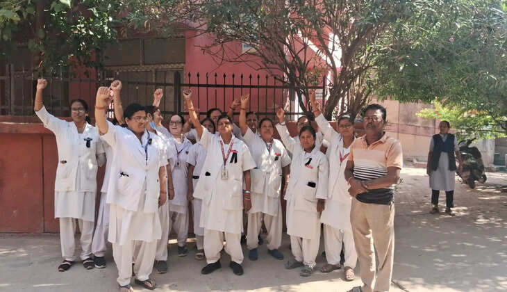 Varanasi News: नर्सिंग संवर्ग की 13 सूत्रीय मांगों को लेकर धरना, पदोन्नति पर मिला आश्वासन