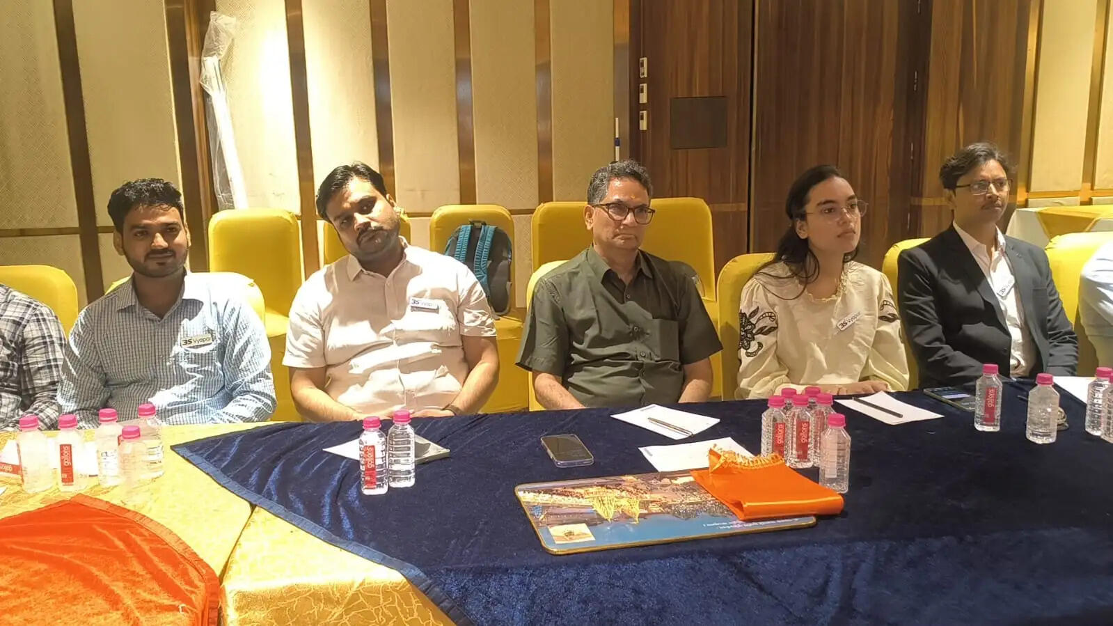 बैठक के मुख्य अतिथि भारतीय रेलवे के वरिष्ठ अधिकारी एवं बनारस लोकोमोटिव वर्क्स के मुख्य यांत्रिक अभियंता (प्रोडक्शन एवं मार्केटिंग) रामजनम चौबे रहे। उनका स्वागत एवं सम्मान संस्थापक कामाक्षी पांडेय ने किया। अपने संबोधन में रामजनम चौबे ने नेतृत्व, अनुशासन, कार्य संस्कृति, टीम प्रबंधन और व्यवसायिक विकास से जुड़े महत्वपूर्ण अनुभव साझा किए।