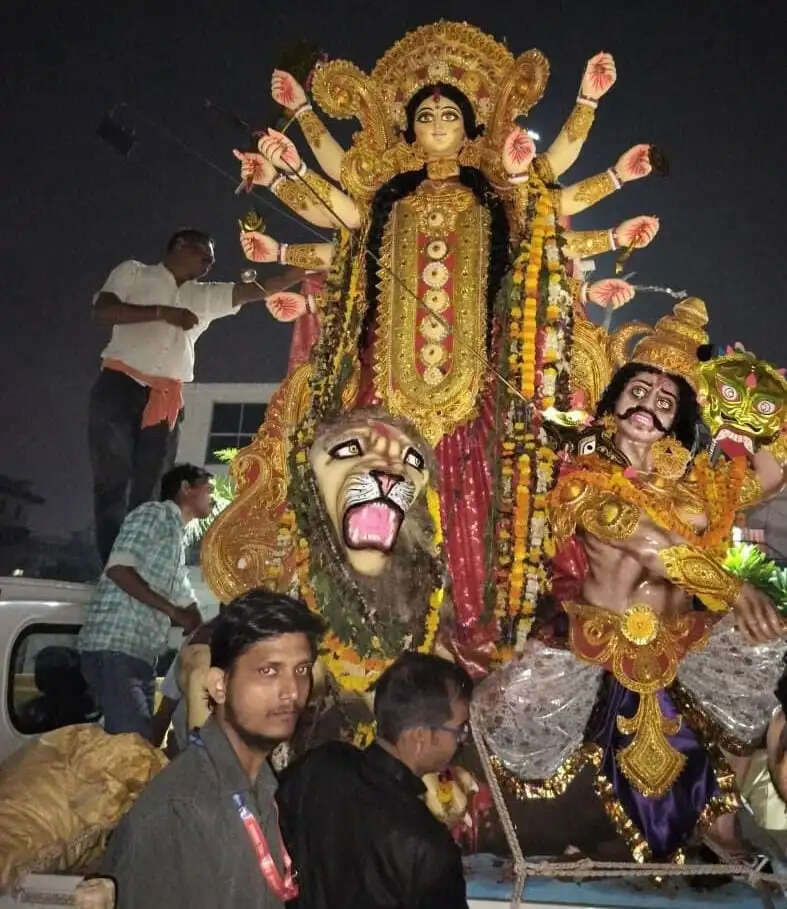 वाराणसी में नम आंखों से मां दुर्गा की विदाई, अगले बरस फिर आने का दिया न्योता