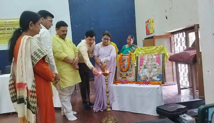 Varanasi News: उत्तर प्रदेश सरकार के स्वामी विवेकानंद युवा डी.जी.शक्ति योजना के अंतर्गत परास्नातक छात्राओं को टैबलेट वितरित किया गया