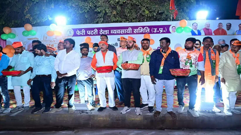 Varanasi News: फेरी पटरी ठेला व्यवसायी समिति मोदी के नारे जिंदाबाद,अबकी बार 400 पर नारों के उद्घोष से अभिनंदन किया