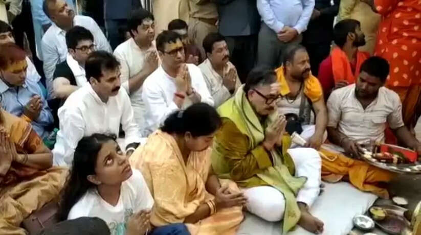मारकण्डेय महादेव मंदिर स्वर्णिम आभा शिखर का कैबिनेट मंत्री महेन्द्र नाथ पाण्डेय ने किया पूजन-अर्चन