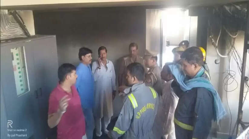 Varanasi News: कोतवाली थाना क्षेत्र में तीन मंजिला गेस्ट हाउस में शॉर्ट सर्किट से लगी आग,सूचना मिलते ही दमकल की दो गाड़ियां मौके पर मोजूद