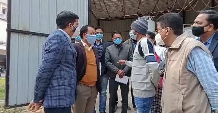 चंदौली: कमिश्नर ने जिला अस्पताल का किया औचक निरीक्षण, लापरवाही पर मुख्य चिकित्सा अधीक्षक को लगाई फटकार