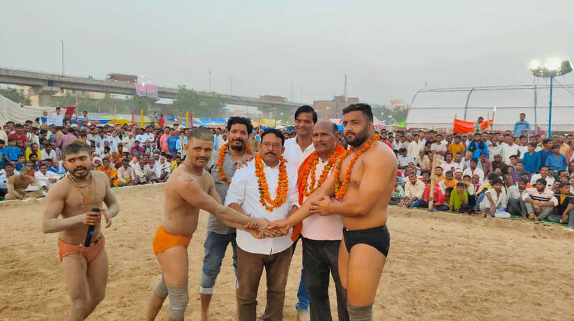 Raebareli News: रायबरेली के बछरावां में पहलवानों ने दशहरा मेला के दंगल में दिखाए अपने दांव पेच