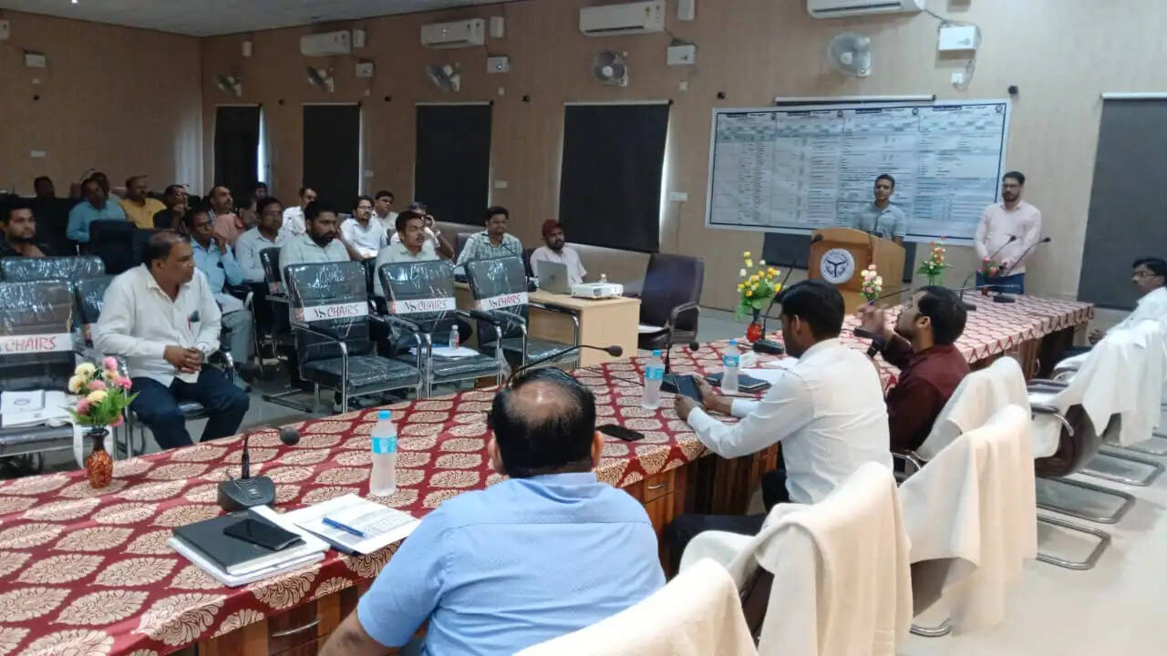 प्रशिक्षण के दौरान जिला जनगणना अधिकारी एवं अपर जिलाधिकारी (वित्त एवं राजस्व) राजेश कुमार ने बताया कि इस बार जनगणना प्रक्रिया में डिजिटल माध्यम और मोबाइल ऐप का व्यापक इस्तेमाल किया जा रहा है। इसका उद्देश्य डेटा को तेजी से दर्ज करने के साथ ही मानवीय त्रुटियों को कम करना है।