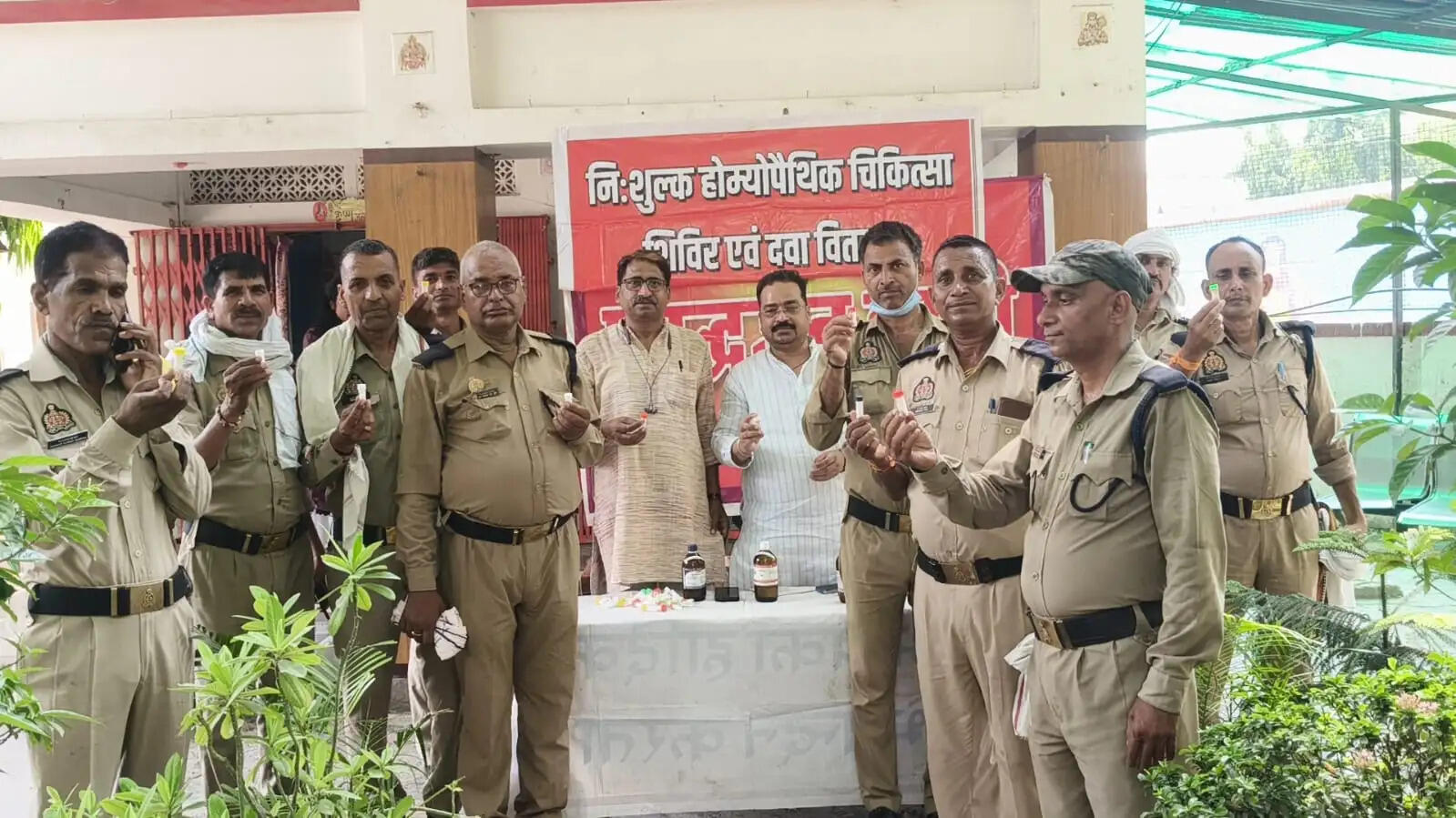 शिविर में फल विक्रेताओं, श्रमिकों, राहगीरों और यातायात पुलिसकर्मियों की स्वास्थ्य जांच की गई। चिकित्सकों ने लोगों को गर्मी और लू से बचाव के उपाय बताते हुए अधिक पानी पीने, ओआरएस और तरल पदार्थों का सेवन करने तथा धूप में निकलते समय सिर ढकने की सलाह दी।