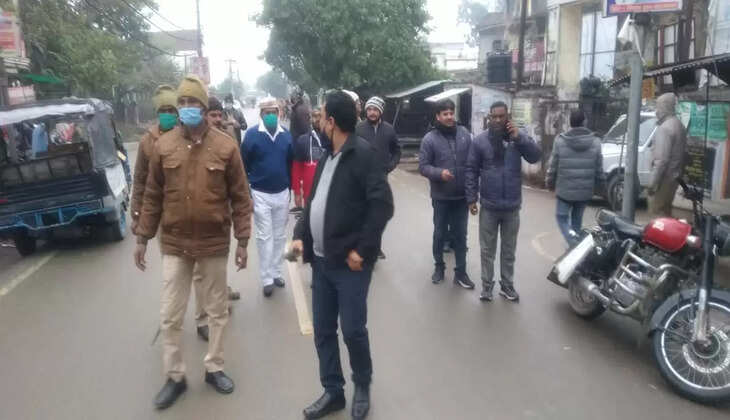 आचार संहिता लगते ही प्रशासन ने हटाना शुरू किया होल्डिंग बैनर