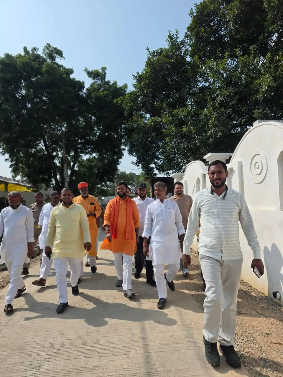 चंदौली के​​​​​​​&nbsp;चहनियां में शोकाकुल परिवार से मिले अम्बरीश सिंह भोला, दिवंगत आत्मा को किया नमन