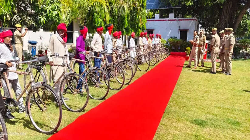 चंदौली में चौकीदारों का सशक्तिकरण: पुलिस अधीक्षक आकाश पटेल ने बांटी साइकिलें