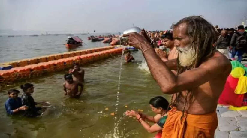 Prayagraj news: मकर संक्रांति स्नान पर्व शुरूआधी रात से ही भक्त गंगा घाट पर पहुंचने लगे