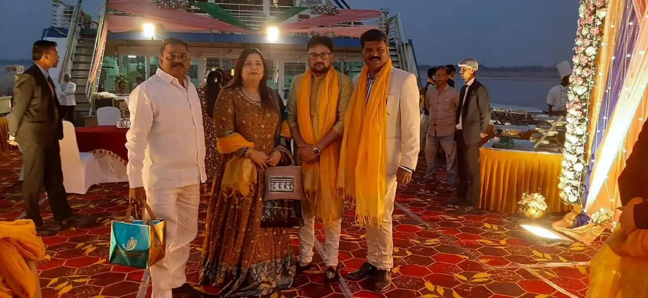 *गंगा की लहरो पर कोलकाता रमेश प्रसाद की पुत्री ईशा का अनूठा मांगलिक कार्यक्रम संपन्न।*  वाराणसी :आज शादी विवाह के मौके पर प्रतिस्पर्धा मे हर कोई आगे रहने का  प्रयास करता है जो फैशन मे तब्दील होता चला जा रहा है मगर बनारस मे एक अलौकिक वैवाहिक समारोह ऐसा हुआ जो नजीर बनकर कौतुहल का विषय बना रहा। कोलकाता के प्रतिष्ठीत रेलवे कॉन्टेक्ट रमेश प्रसाद की बिटिया ईशा का विवाह बंगलोर निवासी आकाश के साथ तारांकित होटल ओम विलास से सात फरवरी को होना तय है विवाह के पूर्व मेंहदी संगीत का रंगारंग कार्यक्रम बुधवार को पतित पावनी गंगा की लहरो के बीच अलकनंदा क्रूज पर गणमान्य लोगो के बीच हुआ। जहाज पर अनेको प्रकार के स्वादिष्ट शाकाहारी व्यंजन के साथ समस्त पांच सितारा होटल की पुरी सविधाए थी। बनारस मे अलकनंदा क्रूज का शुभारंभ देश के प्रधानमंत्री नरेन्द्र मोदी ने किया था अलकनंदा जहाज पर शादी विवाह के मौके गिने चुने लोग ही पहुंच पाते है मगर कोलकाता के रमेश प्रसाद ने अपनी बिटिया का मेंहदी संगीत एवं विवाह से पूर्व अन्य मांगलिक कार्यक्रम जहाज पर एवं विवाह बनारस से ही करने के लिए मन मे ठान रखा था। उनके इस निर्णय का स्वागत करते हुए स्थानीय सपा के वरिष्ठ नेता विष्णु शर्मा विश्वकर्मा ने पुरी कमान संभालते हुए मेंहदी रस्म एवं रंगारंग कार्यक्रम से लेकर विवाह संपन्न होने तक समस्त कार्यक्रम आयोजित कराने मे भूमिका का निर्वहन किया। बनारस मे पतित पावनी गंगा की लहरो पर चलते हुए जहाज पर मेंहदी के रंगारंग अलौकिक कार्यक्रम मे नामचीन हस्तियां के साथ साथ उ० प्र० एवं अन्य प्रदेश के गणमान्य अतिथीगण साक्षी बने।