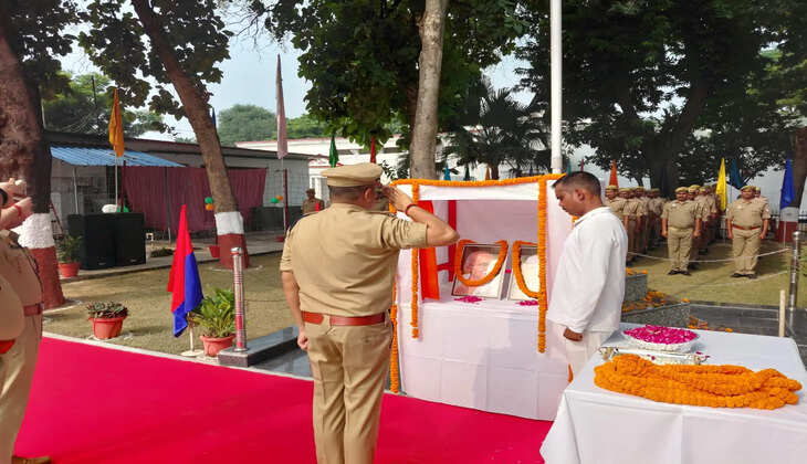 &nbsp;पुलिस लाइन में एसएसपी डॉ. कौस्तुभ ने किया ध्वजारोहण