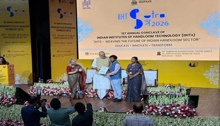 बीएचयू के टेक्सटाइल डिजाइन शोध छात्र असीम मंडल की टीम ने National Handloom Hackathon 2026 में &lsquo;Sustainability and Environmental Impact&rsquo; श्रेणी में तीसरा स्थान हासिल किया। करीब 2,500 प्रतिभागियों के बीच टीम ने यह उपलब्धि हासिल की।