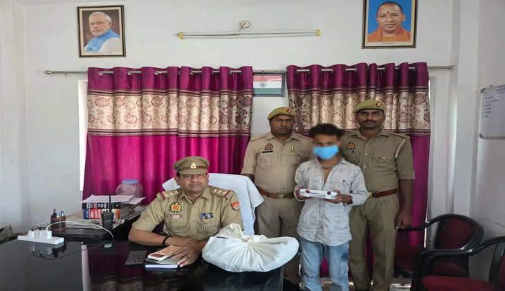वाराणसी के रोहनिया थाना क्षेत्र में घर में हुई चोरी का पुलिस ने खुलासा करते हुए 19 वर्षीय आरोपी को गिरफ्तार किया। पुलिस ने सोने-चांदी के आभूषण, नकदी और वारदात में प्रयुक्त स्कूटी बरामद की।