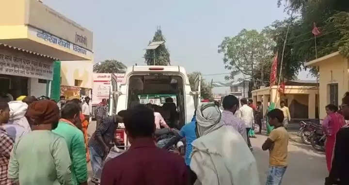 पांडेपुर समीप अनियंत्रित पिकअप वाहन ने बाइक सवार दो युवक को मारी टक्कर, दोनों को जिला अस्पताल से वाराणसी किया गया रेफर