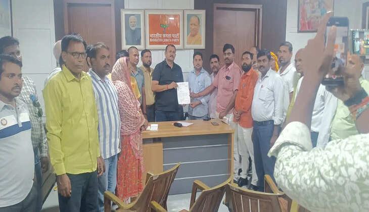 सहजनवा में रोजगार सेवकों ने विधायक प्रदीप कुमार शुक्ल को सौंपा ज्ञापन, मुख्यमंत्री तक मांग पहुंचाने का मिला भरोसा