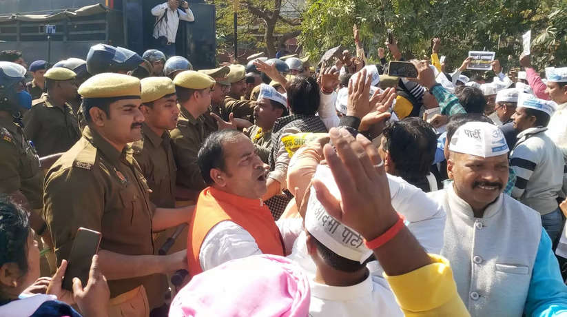 Varanasi News: सांसद जनसंपर्क कार्यालय पर प्रदर्शन करने पहुंचे आप कार्यकर्ताओं और पुलिस में हुई झड़प