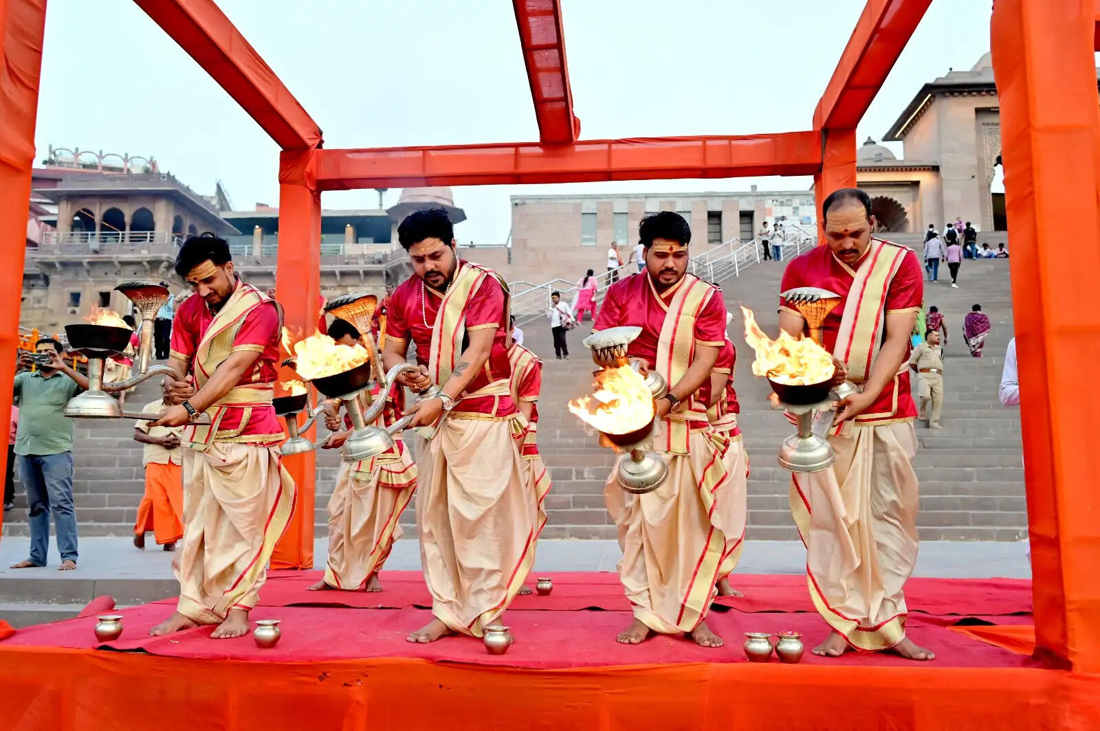 धार्मिक मान्यताओं के अनुसार गंगा दशहरा वह पवित्र तिथि मानी जाती है, जब मां गंगा भगवान शिव की जटाओं से पृथ्वी पर अवतरित हुई थीं। मान्यता है कि इस दिन गंगा स्नान, पूजा एवं आराधना करने से पापों का नाश होता है और मोक्ष की प्राप्ति का पुण्य फल मिलता है।