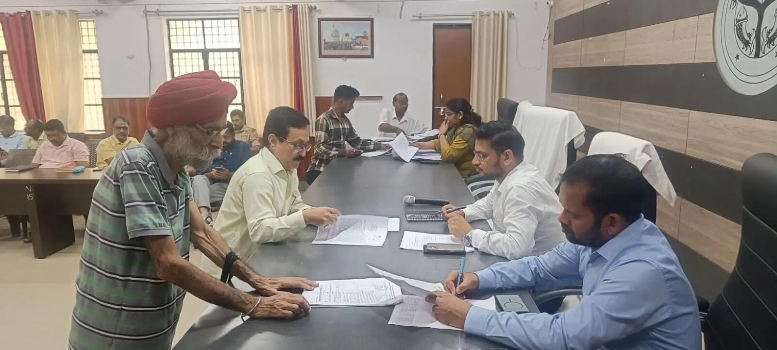 गोरखपुर में संपूर्ण समाधान दिवस: जनता की समस्याओं पर प्रशासन गंभीर, 119 शिकायतों में 15 का तत्काल निस्तारण गोरखपुर। सदर तहसील परिसर में आयोजित संपूर्ण समाधान दिवस में प्रशासन ने आमजन की समस्याओं को गंभीरता से सुनते हुए त्वरित कार्रवाई का संदेश दिया। नवागत तहसीलदार सत्य प्रकाश गुप्ता की अध्यक्षता में आयोजित जनसुनवाई में बड़ी संख्या में फरियादी अपनी शिकायतें लेकर पहुंचे। कार्यक्रम के दौरान कुल 119 शिकायतें दर्ज की गईं, जिनमें से 15 मामलों का मौके पर ही निस्तारण कर संबंधित लोगों को राहत प्रदान की गई। शेष शिकायतों को संबंधित विभागों के अधिकारियों को सौंपते हुए निर्धारित समय सीमा के भीतर गुणवत्तापूर्ण समाधान सुनिश्चित करने के निर्देश दिए गए। तहसीलदार सत्य प्रकाश गुप्ता ने स्पष्ट कहा कि जन शिकायतों के निस्तारण में किसी भी प्रकार की लापरवाही स्वीकार नहीं की जाएगी। उन्होंने अधिकारियों को निर्देश दिया कि फरियादियों को अनावश्यक रूप से कार्यालयों के चक्कर न लगाने पड़ें और प्रत्येक शिकायत का प्राथमिकता के आधार पर समाधान किया जाए। उन्होंने लंबित मामलों की नियमित समीक्षा करने तथा विभागीय स्तर पर जवाबदेही तय करने पर भी जोर दिया, ताकि लोगों को समय पर न्याय और राहत मिल सके। समाधान दिवस में नायब तहसीलदार आकांक्षा पासवान, दुर्गेश चौरसिया, जीवेंद्र त्रिपाठी, चकबंदी अधिकारी सुनील सिंह समेत विभिन्न विभागों के अधिकारी और कर्मचारी मौजूद रहे। अधिकारियों ने अपने-अपने विभाग से जुड़ी शिकायतों को सुनकर आवश्यक कार्रवाई प्रारंभ कराई। कार्यक्रम के समापन पर कई फरियादियों ने मौके पर समाधान मिलने पर संतोष व्यक्त किया। लोगों ने उम्मीद जताई कि लंबित मामलों का भी शीघ्र निस्तारण होगा। प्रशासन का मानना है कि नियमित रूप से आयोजित होने वाले संपूर्ण समाधान दिवस आमजन और प्रशासन के बीच विश्वास एवं संवाद को मजबूत बनाने का प्रभावी माध्यम साबित हो रहे हैं। गोरखपुर। सदर तहसील परिसर में आयोजित संपूर्ण समाधान दिवस में प्रशासन ने आमजन की समस्याओं को गंभीरता से सुनते हुए त्वरित कार्रवाई का संदेश दिया। नवागत तहसीलदार सत्य प्रकाश गुप्ता की अध्यक्षता में आयोजित जनसुनवाई में बड़ी संख्या में फरियादी अपनी शिकायतें लेकर पहुंचे। कार्यक्रम के दौरान कुल 119 शिकायतें दर्ज की गईं, जिनमें से 15 मामलों का मौके पर ही निस्तारण कर संबंधित लोगों को राहत प्रदान की गई। शेष शिकायतों को संबंधित विभागों के अधिकारियों को सौंपते हुए निर्धारित समय सीमा के भीतर गुणवत्तापूर्ण समाधान सुनिश्चित करने के निर्देश दिए गए। तहसीलदार सत्य प्रकाश गुप्ता ने स्पष्ट कहा कि जन शिकायतों के निस्तारण में किसी भी प्रकार की लापरवाही स्वीकार नहीं की जाएगी। उन्होंने अधिकारियों को निर्देश दिया कि फरियादियों को अनावश्यक रूप से कार्यालयों के चक्कर न लगाने पड़ें और प्रत्येक शिकायत का प्राथमिकता के आधार पर समाधान किया जाए। उन्होंने लंबित मामलों की नियमित समीक्षा करने तथा विभागीय स्तर पर जवाबदेही तय करने पर भी जोर दिया, ताकि लोगों को समय पर न्याय और राहत मिल सके। समाधान दिवस में नायब तहसीलदार आकांक्षा पासवान, दुर्गेश चौरसिया, जीवेंद्र त्रिपाठी, चकबंदी अधिकारी सुनील सिंह समेत विभिन्न विभागों के अधिकारी और कर्मचारी मौजूद रहे। अधिकारियों ने अपने-अपने विभाग से जुड़ी शिकायतों को सुनकर आवश्यक कार्रवाई प्रारंभ कराई। कार्यक्रम के समापन पर कई फरियादियों ने मौके पर समाधान मिलने पर संतोष व्यक्त किया। लोगों ने उम्मीद जताई कि लंबित मामलों का भी शीघ्र निस्तारण होगा। प्रशासन का मानना है कि नियमित रूप से आयोजित होने वाले संपूर्ण समाधान दिवस आमजन और प्रशासन के बीच विश्वास एवं संवाद को मजबूत बनाने का प्रभावी माध्यम साबित हो रहे हैं।