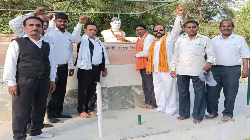 Ayodhya News: अयोध्या में पंडित राम प्रसाद बिस्मिल की जयंती पर अधिवक्ताओं ने किया नमन