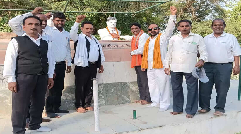 Ayodhya News: अयोध्या में पंडित राम प्रसाद बिस्मिल की जयंती पर अधिवक्ताओं ने किया नमन