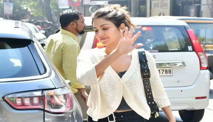 Oops Moment का शिकार हुईं रिया चक्रवर्ती, कैमरे के सामने ही बार-बार&hellip;, देखें वीडियो