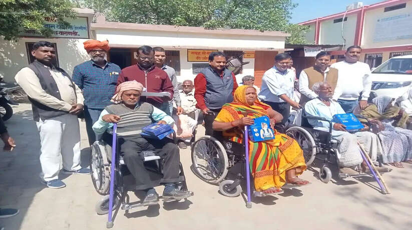 Varanasi News: आराजी लाइन ब्लॉक पर वृद्ध जनों को नि:शुल्क बाटा गया सहायक उपकरण