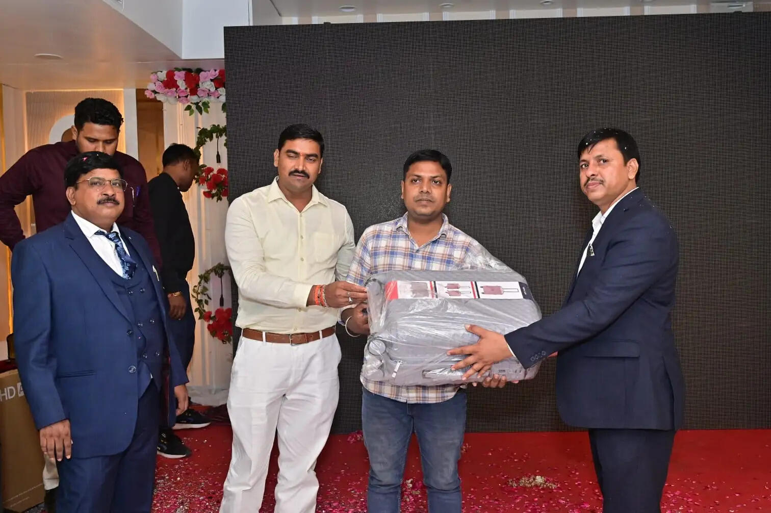 समारोह में टाटा के प्रतिनिधि संदीप सिंह तथा नेडा, चंदौली के अधिकारी विशेष अतिथि के रूप में उपस्थित रहे। अतिथियों ने कंपनी द्वारा 2000 से अधिक सोलर इंस्टॉलेशन पूरे किए जाने पर टीम की सराहना की। उन्होंने कहा कि सौर ऊर्जा को बढ़ावा देने और पीएम सूर्य घर मुफ्त बिजली योजना को धरातल तक पहुंचाने में इस तरह के प्रयास महत्वपूर्ण हैं।
