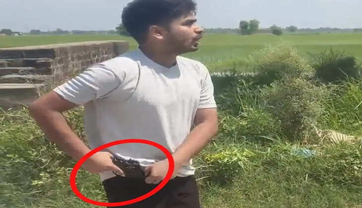 चंदौली में विवाद के बीच सड़क पर गिरी प्रधान की लाइसेंसी पिस्टल, बेटे ने लहराकर दी धमकी! वीडियो वायरल  चंदौली। जिले के बलुआ थाना क्षेत्र के अमिलाई गांव में दो पक्षों के बीच हुए विवाद के दौरान उस समय हड़कंप मच गया, जब वर्तमान ग्राम प्रधान की लाइसेंसी पिस्टल उनकी धोती से निकलकर सड़क पर गिर गई। आरोप है कि प्रधान के बेटे ने पिस्टल उठाकर दूसरे पक्ष को धमकाया। घटना का वीडियो सोशल मीडिया पर वायरल होने के बाद पुलिस ने आरोपी युवक को गिरफ्तार कर लिया।    जानकारी के अनुसार, गांव में वर्तमान प्रधान और प्रधान पद की तैयारी कर रहे दूसरे पक्ष के बीच किसी बात को लेकर कहासुनी हो गई। इसी दौरान वर्तमान प्रधान की लाइसेंसी पिस्टल उनकी धोती से निकलकर सड़क पर गिर गई।    आरोप है कि प्रधान के बेटे ने सड़क पर पड़ी पिस्टल उठाई और दूसरे पक्ष के लोगों के साथ गाली-गलौज करते हुए उन्हें धमकाने लगा। मौके पर मौजूद किसी व्यक्ति ने पूरी घटना का वीडियो बना लिया, जो बाद में सोशल मीडिया पर तेजी से वायरल हो गया।    वीडियो सामने आने के बाद बलुआ थाना पुलिस ने तत्काल मामले का संज्ञान लिया। पुलिस ने आरोपी युवक को लाइसेंसी पिस्टल के साथ गिरफ्तार कर लिया और उसके खिलाफ संबंधित धाराओं में विधिक कार्रवाई शुरू कर दी।    बलुआ थाना प्रभारी अरुण प्रताप सिंह ने बताया कि बरामद पिस्टल वर्तमान ग्राम प्रधान के नाम लाइसेंसी है। झगड़े के दौरान वह उनकी धोती से निकलकर सड़क पर गिर गई थी। आरोप है कि उनके बेटे ने उसे उठाकर दूसरे पक्ष को धमकाया। वायरल वीडियो के आधार पर आरोपी को गिरफ्तार कर लिया गया है और मामले की जांच के साथ आगे की कानूनी कार्रवाई की जा रही है।    पुलिस का कहना है कि वायरल वीडियो और घटना से जुड़े अन्य तथ्यों की भी जांच की जा रही है। जांच पूरी होने के बाद नियमानुसार आगे की कार्रवाई की जाएगी।