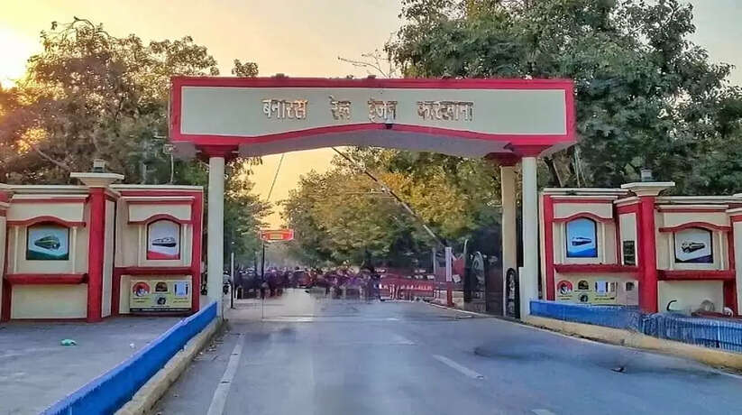 बनारस रेल इंजन कारखाना का इंजीनियर घूस लेते रंगे हाथ गिरफ्तार