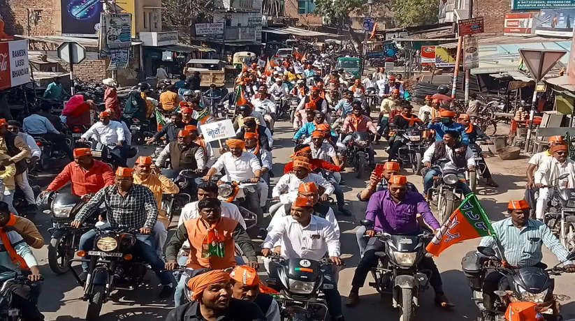 Varanasi News: प्रधानमंत्री नरेंद्र मोदी को वाराणसी लोकसभा से पुनः प्रत्याशी बनाये जाने पर भाजपा के पदाधिकारियों ने निकाला बाइक रैली