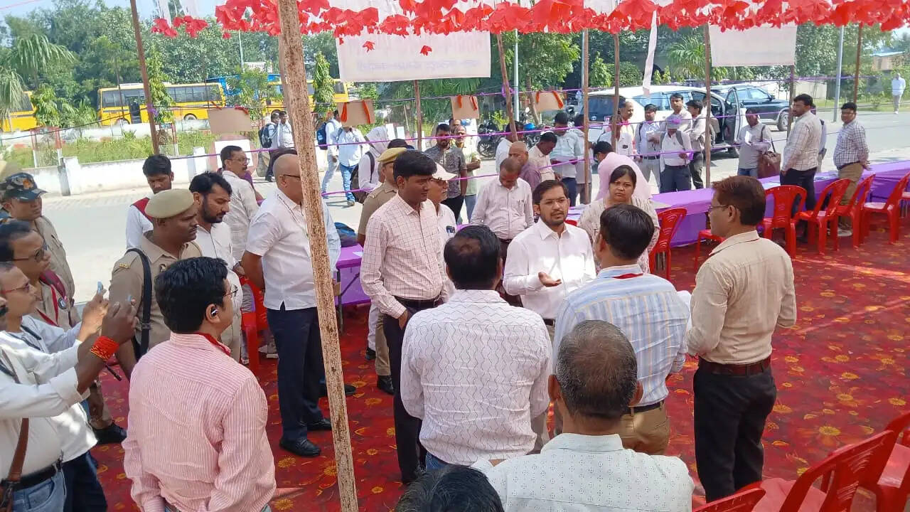 मतदान पार्टियों की रवानगी के दौरान निर्वाचन प्रक्रिया से जुड़ी व्यवस्थाओं की समीक्षा की गई। जिला निर्वाचन अधिकारी ने संबंधित अधिकारियों को आवश्यक दिशा-निर्देश देते हुए चुनाव को स्वतंत्र, निष्पक्ष, शांतिपूर्ण और पारदर्शी तरीके से संपन्न कराने पर जोर दिया।
